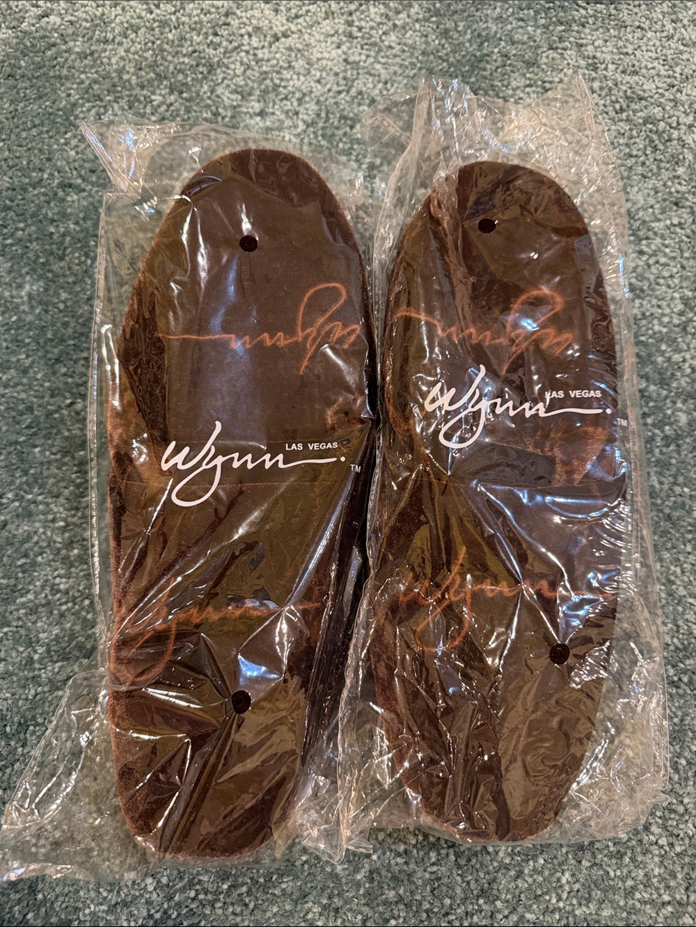NEW 2 pairs Las Vegas WYNN Brown Plush Hotel Slippers